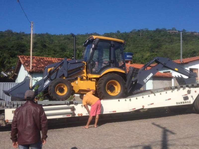 Cidade castigada pela seca recebe retroescavadeira por emenda do Dr. Mário Heringer