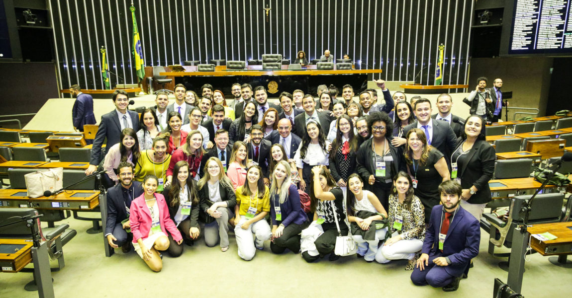 Dr. Mário Heringer acompanha estudantes na Câmara dos Deputados