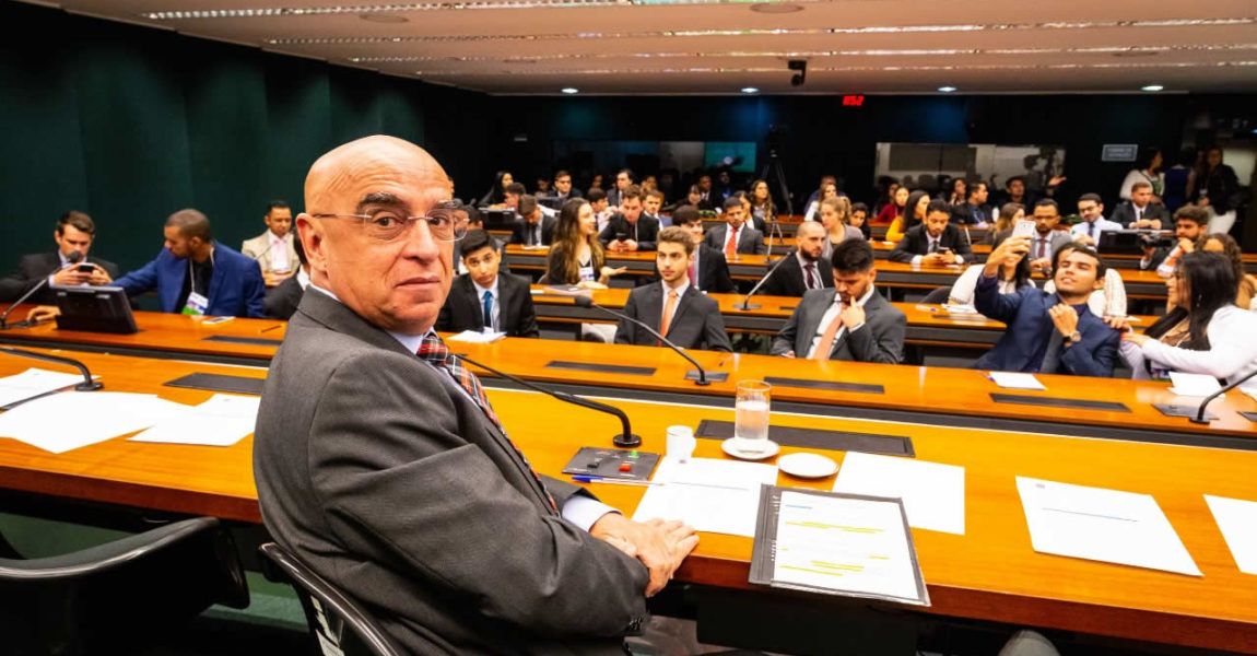 Dr. Mário Heringer preside debate de deputados com estudantes