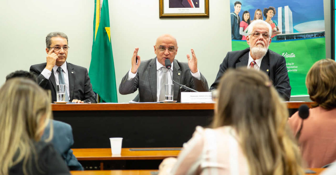 Mário Heringer media debate entre universitários e deputados federais