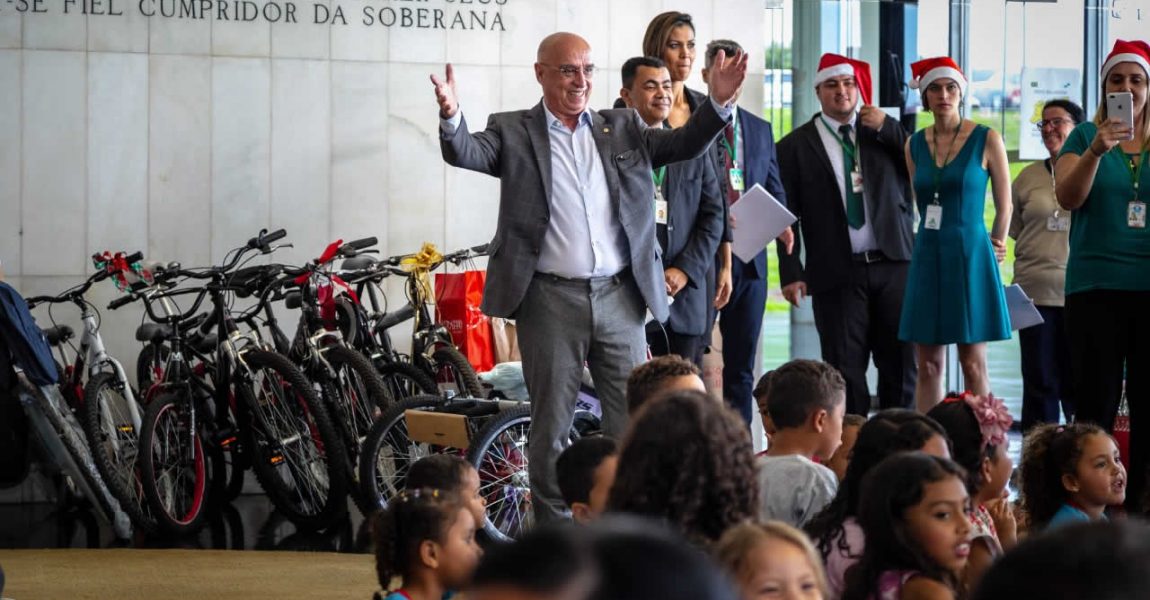 Segundo-secretário, Dr. Mário leva Papai Noel à Câmara Federal